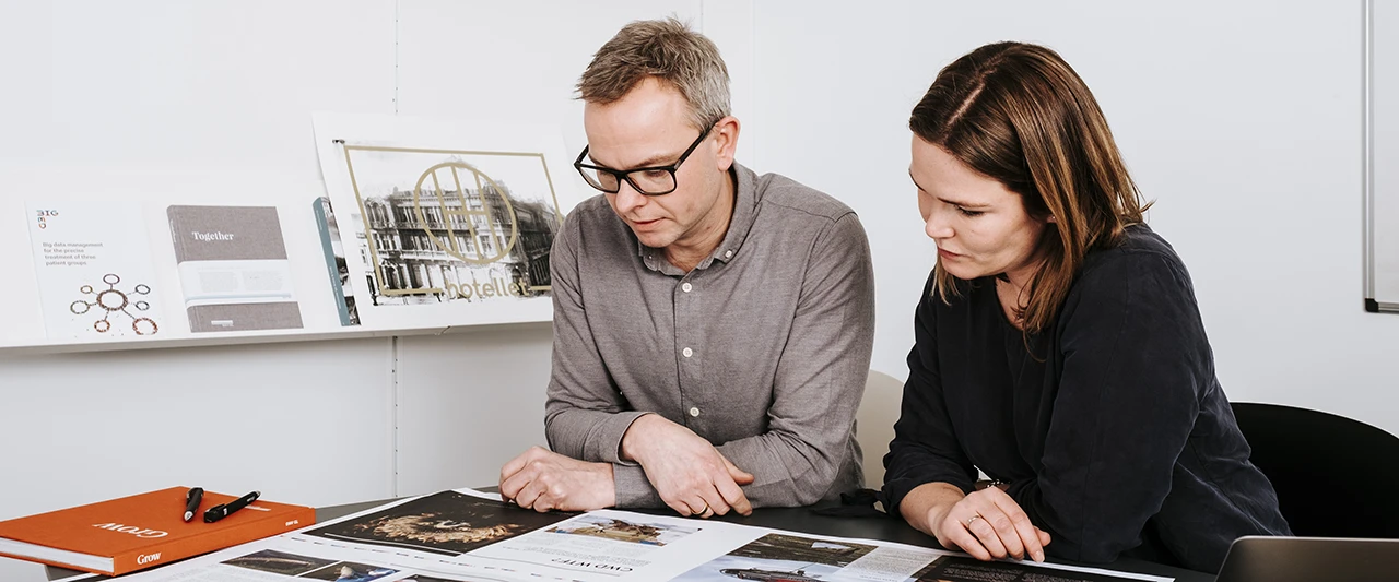 Ansatte på et møterom hos ETN Grafisk